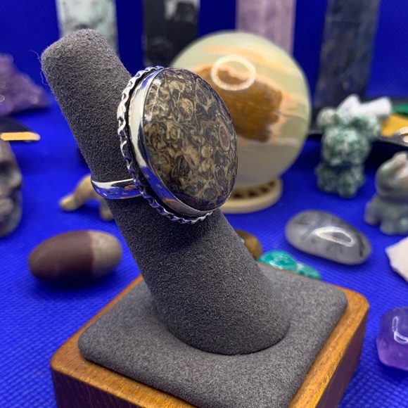 Comfort Curl Adjustable Large Round Turritella Ring! GLOWS UNDER BLACKLIGHT! - Picture 4 of 16